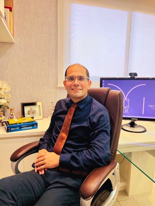 Dr. Rafael Menezes, médico psiquiatra